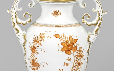 Vase amphore avec peinture en camaïeu Corps en forme de balustre avec anses en feuilles...