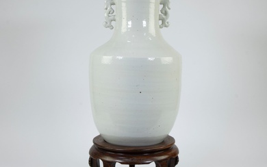 Vase chinois en porcelaine blanche sur socle en bois Vase chinois en porcelaine blanche sur...
