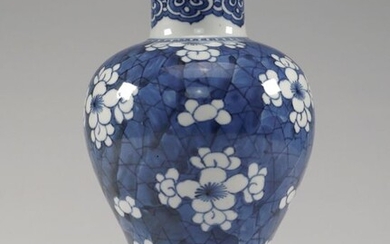 Vase 'meiping' - Blue and white - Porcelain - Prunus, Cracked Ice - China - Kangxi (1662-1722)