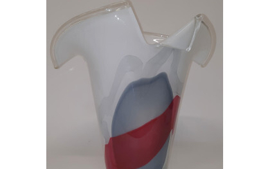 Vaso a forma di calla in vetro incamiciato lattimo, ametista chiaro e grigio. Italia, secolo XX. (h cm 37)