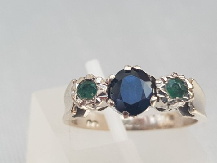Vintage 18ct Solid & Heavy Sapphire & Twin Emerald- White Gold-ornate setting lovely sculpted - 18 kt. White gold - Ring Sapphire - Emeralds