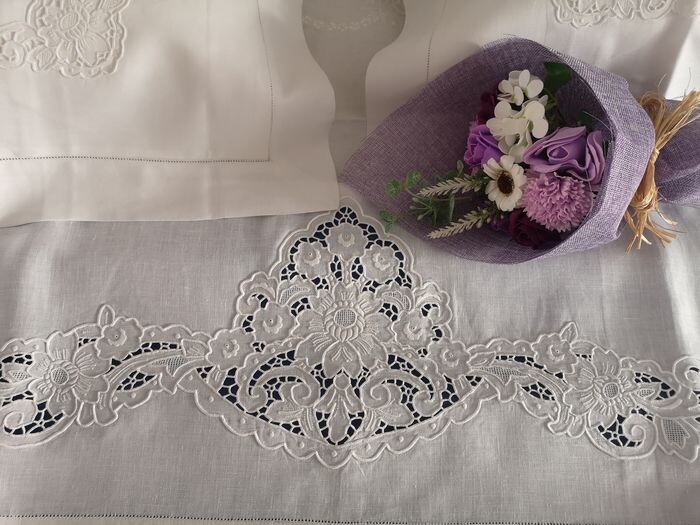 double bed sheet in 100% pure linen with intaglio embroidery and full stitch - Linen - 21st century