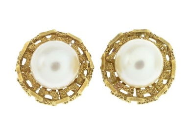 9ct gold cultured pearl stud earrings
