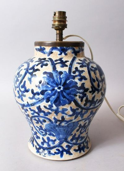 A 19TH CENTURY CHINESE BLUE & WHITE CRACKLE GLAZE
