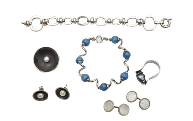 A COLLECTION OF SILVER JEWELLERY