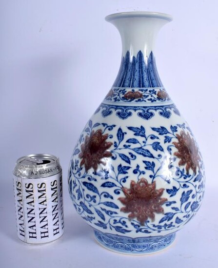 A FINE CHINESE BLUE AND WHITE PORCELAIN VASE bearing