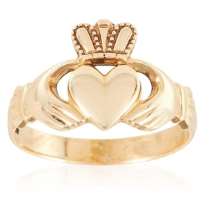 A GOLD CLADDAGH RING in yellow gold, depicting Claddagh