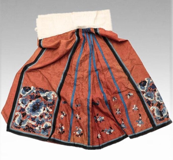 A QING DYNASTY CHINESE EMBROIDERY SILK SKIRT