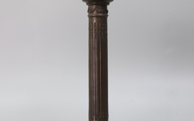 A REPRODUCTION GEORGE III STYLE PEDESTAL.