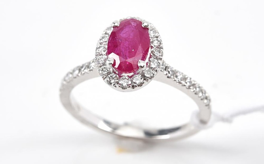 A RUBY AND DIAMOND CLUSTER RING IN 18CT WHITE GOLD, RING SIZE P