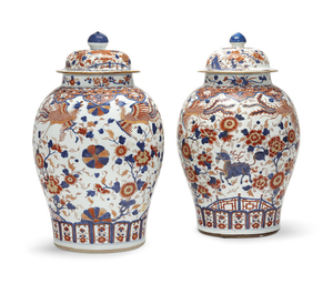 A VERY LARGE PAIR OF CHINESE IMARI JARS AND COVERS, KANGXI PERIOD (1662-1722)
