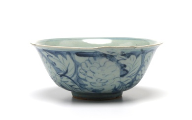 A blue and white porcelain Ming-style bowl painted with floral vine scroll pattern
