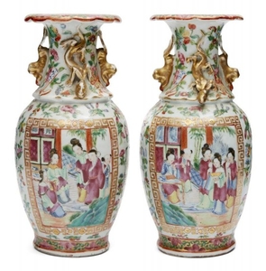 A pair of Chinese Canton porcelain baluster...