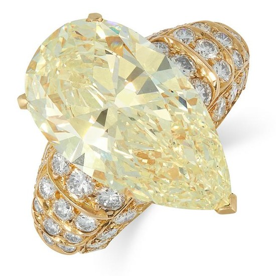 AN 11.28 CARAT YELLOW AND WHITE DIAMOND RING set with a