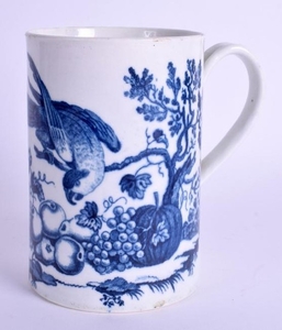 AN 18TH CENTURY WORCESTER MUG decorated with the parrot