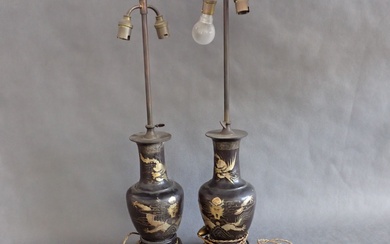 ASIE Paire de vases en laque à décor de dragons montés en lampe, H sans...