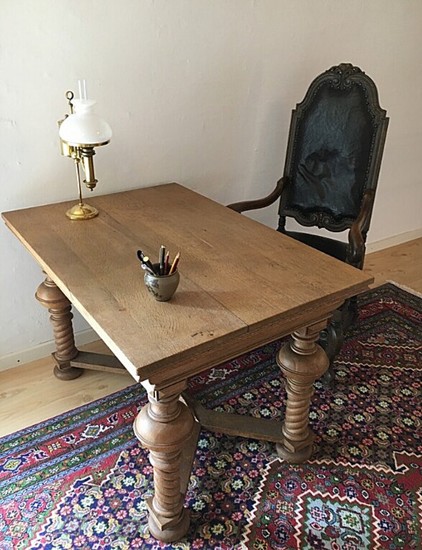 An early 19th century oak Baroque style table. H. 75 cm. L. 118 cm. D. 78 cm.