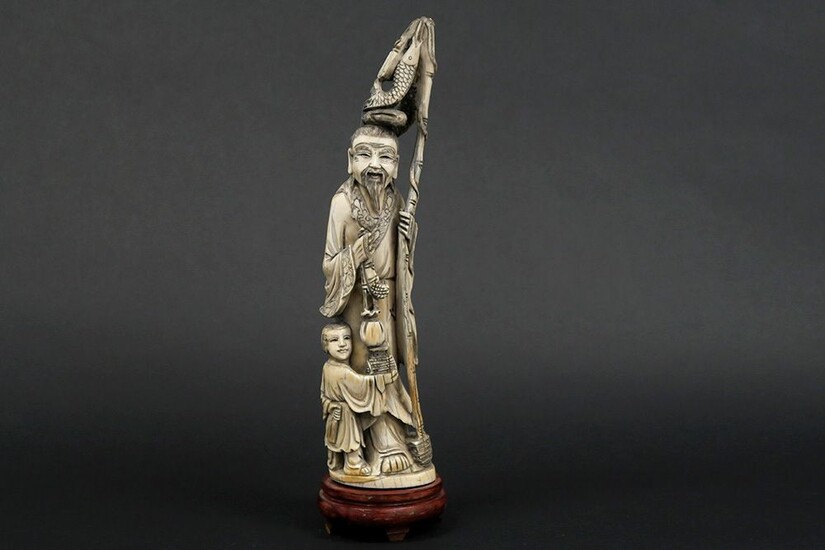 Ancienne sculpture chinoise en ivoire : "Pêcheur avec enfant" - hauteur : 28 cm -...