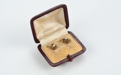 BOUCLES d'OREILLE (paire de) dormeuses en or jaune 750 millièmes griffées d'une petite perle. XIXème siècle. H. 1,3 cm - Poids brut : 1,7 g