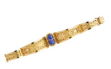 BRACELET ÉGYPTIEN EN LAPIS-LAZULI centré sur un scarabée en lapis-lazuli, sur un bracelet à charnière...