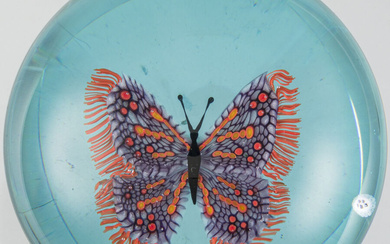 Baccarat. Presse-papiers « Papillon multicolore ailes frangées sur fond azur »…