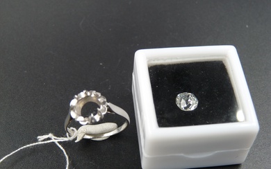 Bague solitaire en platine (850/oo) centrée d'un diamant taille ancienne pesant 1,17 ct, couleur F,...