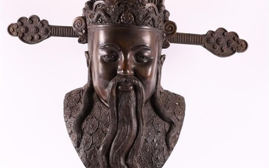 Buste d'immortel ou de juge Tie en bronze patiné brun, Chine, XXe siècle, h 55...