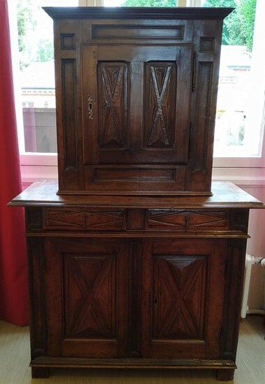 CABINET in two bodies in walnut with a strongly recessed upper body opening to one leaf in the upper body, two leaves and two drawers in belt in the lower body. Door panels with diamond point decoration and recessed jambs. Haut-Poitou, late 17th /...