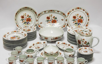 CHAPUS Frères - Limoges Partie de service de table en porcelaine à décor floral dans...