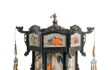 CHINE - Vers 1870 Lanterne en bois et verre peint polychrome à décor de jeunes...