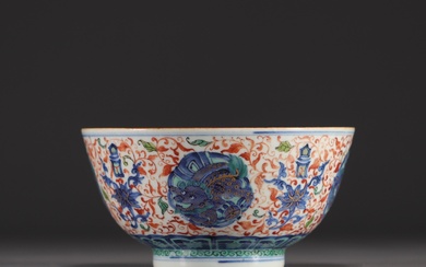 Chine - Grand bol en porcelaine à décor de lions en cartouche et fleurs, marque...
