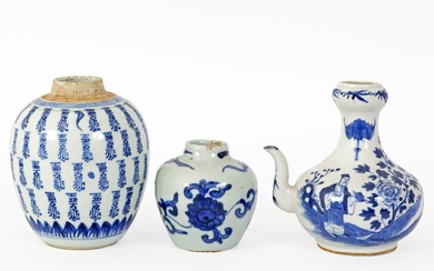 Chine, XIXe siècle Lot comprenant deux vases et une verseuse en porcelaine à divers décors...