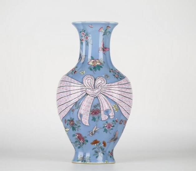 Chinese Fencai glazed porcelain vase, 18th century