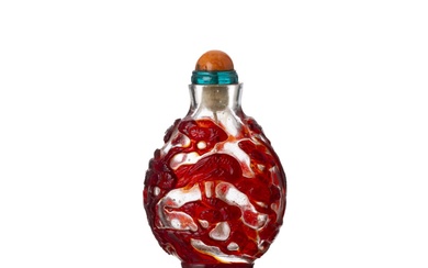 Chinese overlay glass snuff bottle, 19thC