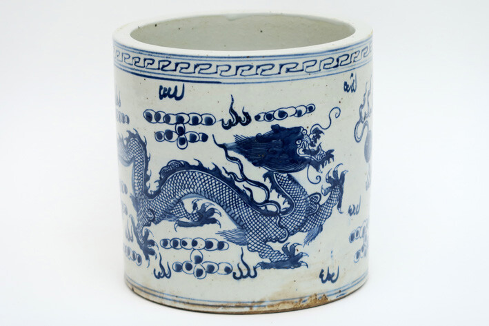 Chinese penselenpot in porselein met blauwwit drakendecor - hoogte en diameter : 19,6 en 20 cm ||Chinese brush pot in porcelain with blue-white dragon decor