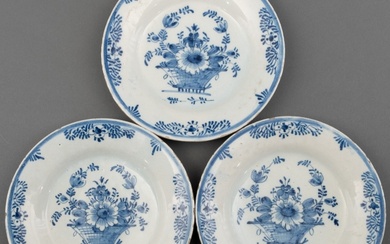 Drie Delfts aardewerk borden met blauw-wit bloemenmanddecor, tweede helft...