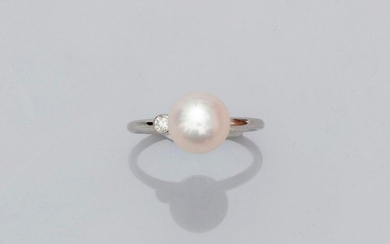 Elegant ring in white gold, 750 MM, decorated with a round freshwater cultured pearl, diameter 8/8,5 mm between two brilliants, size: 51, weight: 2,25gr. gross.