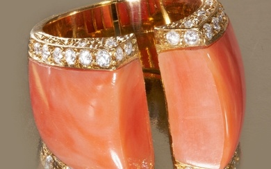 FINE CORAL AND DIAMOND RING, 18 ct. gold. Italian. Corals we...