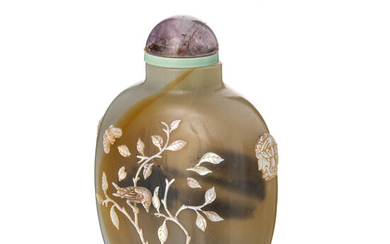 Flacon à priser en verre et incrustations de nacre, Chine, décor en nacre de fleurs, oiseau et papillons, épaules ornées d'une tête de