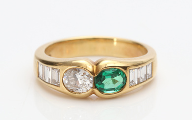 GOLD RING 18K with emerald and diamonds.