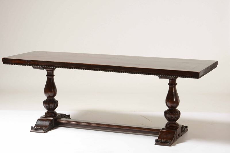 Grande tavolo in legno intagliato