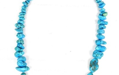 Important collier composé de perles de turquoise. (Onze d'environ 3 cm et quarante-cinq moyennes et...