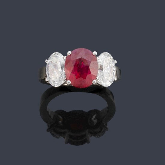Important ring with oval cut ruby of approx. 3.13 ct flanked by two oval cut diamonds of approx. 2