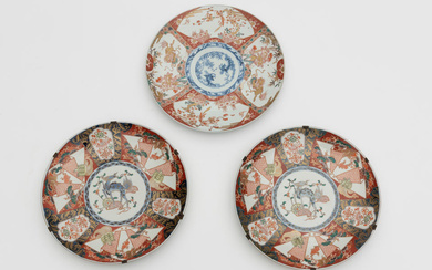JAPON. Trois grands plats en porcelaine, 19e siècle