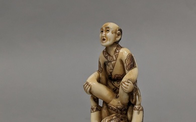 Japon, XXe siècle. Netsuke érotique en ivoire et rehauts de polychromie, mettant en scène un...