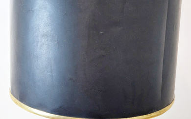 Lampada da tavolo con struttura in vetro trasparente fumé con guarnizioni in ottone (h. cm 53) Con paralume. Italia, anni…