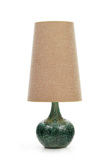 Lampe, XXe s., en céramique texturée et teinté verte, signée sous la base RM, abat-jour en tissu marron, h. totale: 80 cm