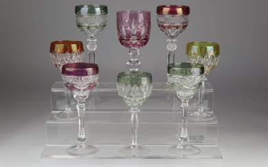 Lot de 7 verres à vin de formes, tailles et décors différents, en cristal incolore,...