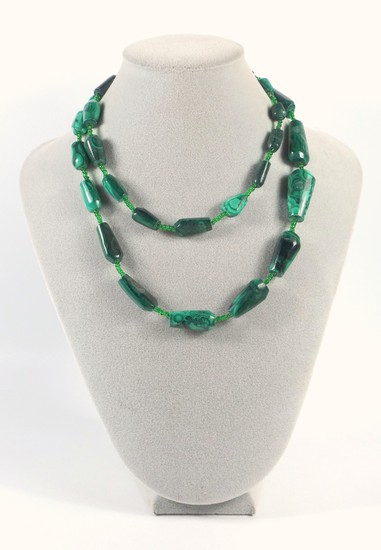 MALACHITE NECKLACE WITH THIRTY TAPERING CYLINDRICAL BEEDS, (...