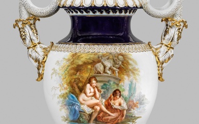 Monumental vase Meissen à anse serpentine avec représentation de Boucher et peinture florale. Sur un...